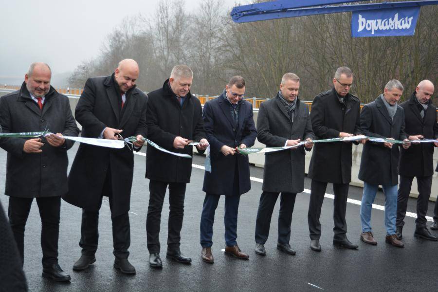 Motoristi sa od 20. novembra 2025 môžu tešiť z výrazného zlepšenia dopravy v regióne pod Poľanou a v celom južnom ťahu Slovenska. V tento deň bol slávnostne otvorený nový, viac ako deväť kilometrov dlhý úsek rýchlostnej cesty R2 medzi Kriváňom a Mýtnou.