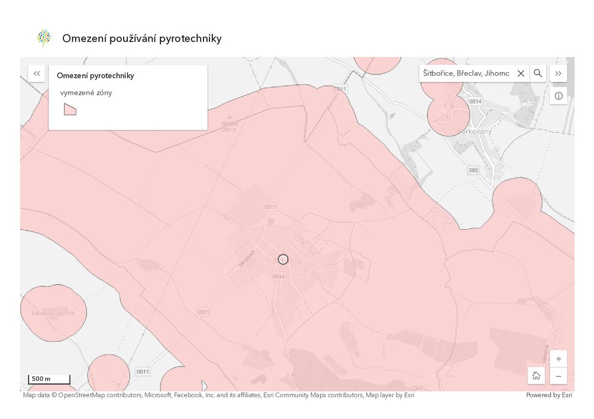Upozorňujeme občany, že 1. prosince 2025 vstupuje v platnost novela zákona o pyrotechnice (zákon č. 206/2015 Sb.). K hlavním změnám patří zavedení „bezpečnostních vzdáleností“ (ochranných pásem), ve kterých je zakázáno odpálit pyrotechniku (kromě kategorie F1).  Ve vzdálenosti do 250 m od objektů jako nemocnice, domovy pro seniory, útulky nebo CHOVY ZVÍRAT je zakázáno odpalovat pyrotechniku (kromě kategorie F1 – nejnižší a zároveň nejméně riziková třída, např. prskavky, bouchací kuličky, malé blikavky) Cílem je zvýšit ochranu zdraví, veřejného pořádku a bezpečí zvířat. Odkaz na mapu obsahující zóny, ve kterých je zakázáno zacházet s pyrotechnickými výrobky podle § 35b zákona č. 344/2025 Sb., kterým se mění zákon č. 206/2015 Sb: https://mze.gov.cz/public/portal/mze/farmar/agrigis-mapovy-a-datovy-portal-mze/mapova-aplikace-omezeni-pyrotechniky?utm_source=chatgpt.com