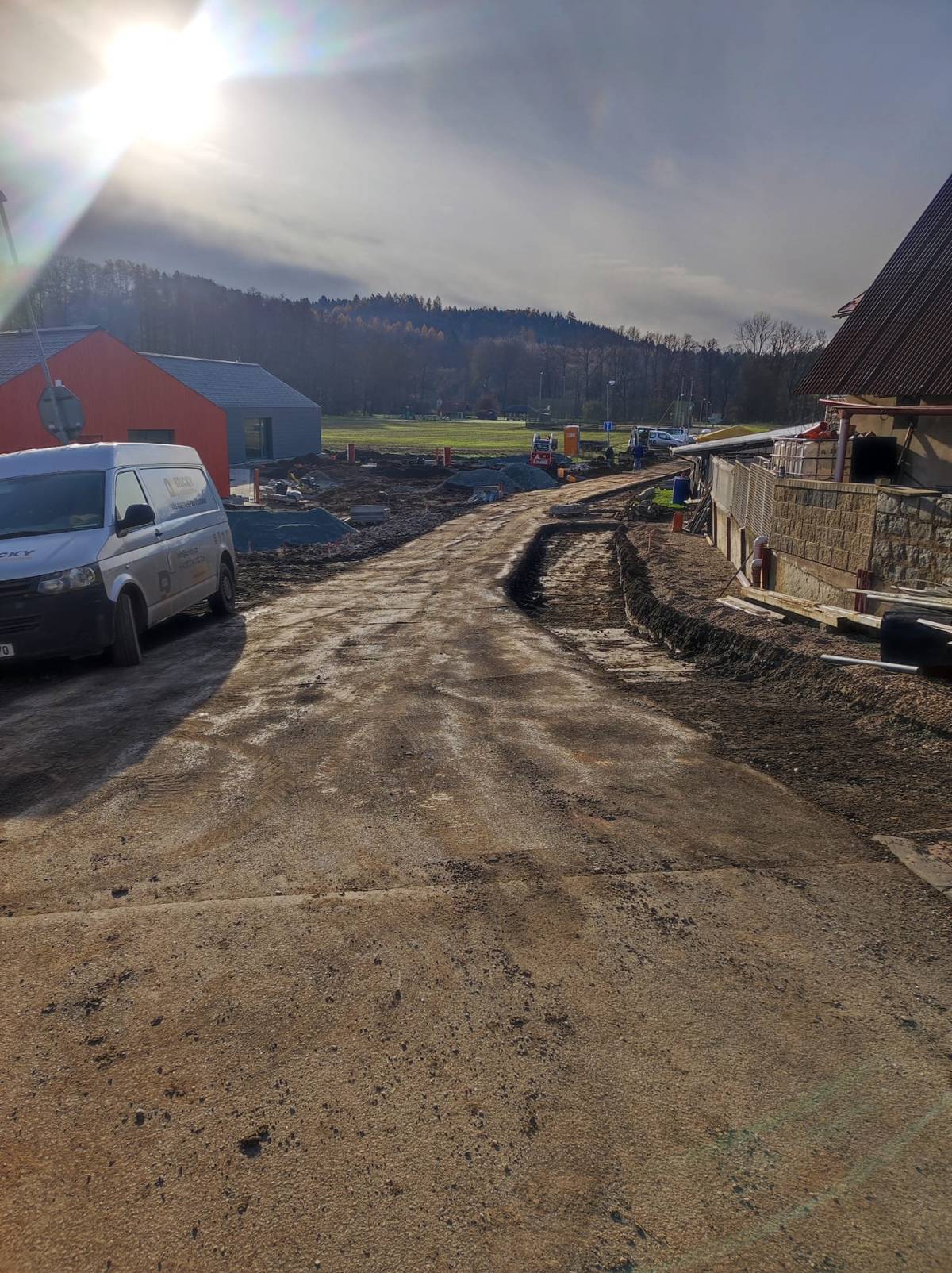 Z důvodu budování zpevněných ploch a s tím spojené úpravy komunikace u novostavby školy je do odvolání (cca na 2 týdny) uzavřena pro dopravu i pěší silnice vedoucí do areálu multifunkčního sportoviště ve Slemeně. V této době nebude možné navážet dřevo na kupu, s tím posečkejte až do uvedení komunikace do opětného provozu. Dále vás žádáme, abyste po celou dobu uzavírky nevstupovali na staveniště! Tedy ani pěší vstup do areálu, resp. na hřiště, není přes toto místo možný! Děkujeme za pochopení.