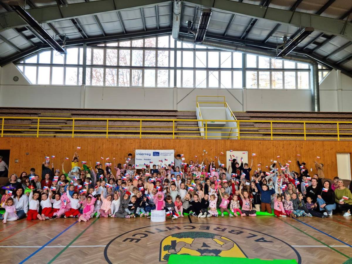 Divadelním představením jsme dnes uzavřeli poslední aktivitu projektu Učíme se spolupracovat, který celý rok propojoval děti z Mateřské školy Město Albrechtice a polského Łączniku. Společně jsme si užili spoustu zábavy, poznávání a nových zážitků.