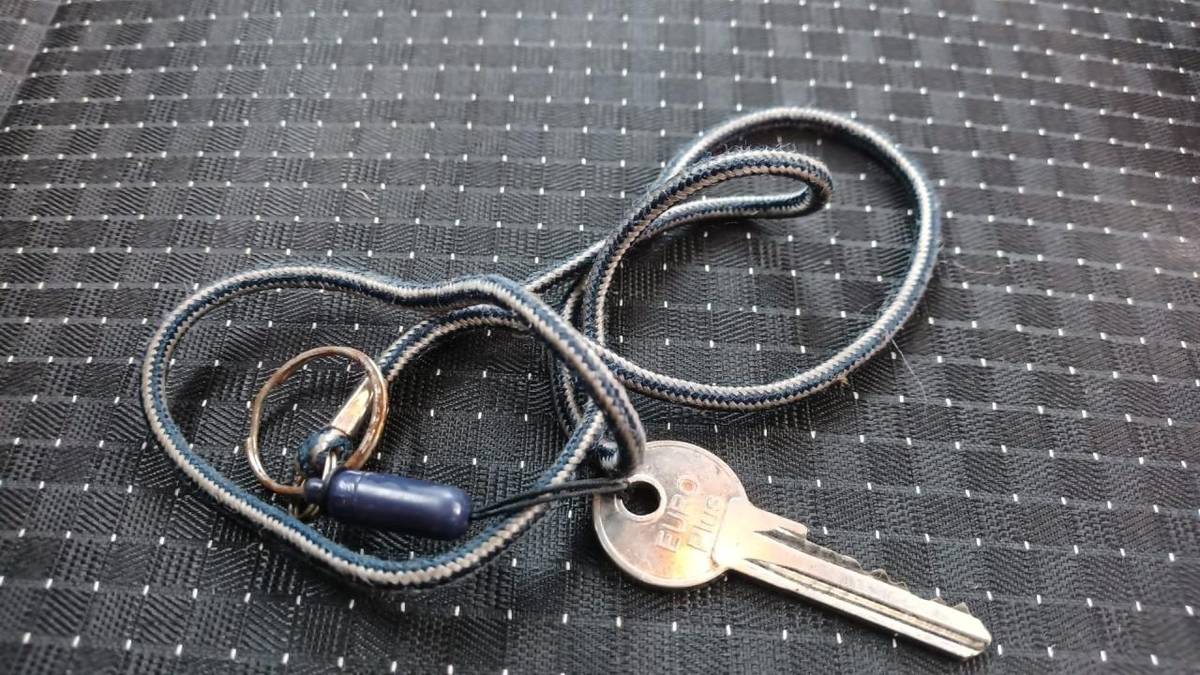 Včera obecní technici našli na začátku ulice Za Kovárnou v listí tento klíč. Bude k vyzvednutí na obecním úřadě.