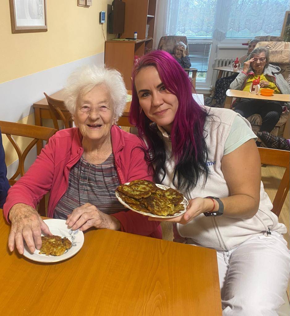 V uplynulém týdnu se v našem zařízení opět linula lahodná vůně díky oblíbeným bramborákům.    Klienti se podíleli na celé přípravě – od strouhání a dochucování až po samotné smažení. Aktivita probíhala v příjemné, téměř domácí atmosféře, která všechny přirozeně vtáhla do společné práce.