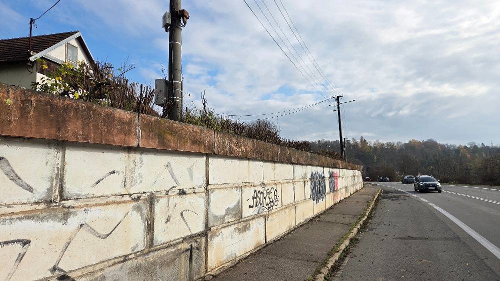 Během sobotního brigády byl uklizen sportovní areál, proběhlo vyčištění vpustí, kanálků u mostu aj.