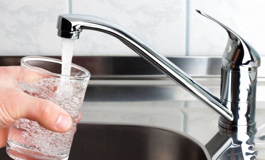 Z dôvodu nevyhnutných prác – výmeny hlavného vodomeru vo vodojeme Košariská bude prerušená dodávka pitnej vody v piatok 21. novembra 2025 od 09.00 hodiny do ukončenia prác na všetkých odberných miestach zásobovaných z obecného vodomeru Košariská.