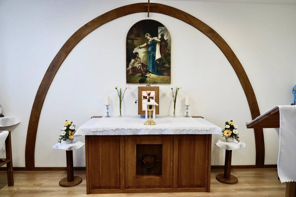 Slávnostnú svätú omšu celebrovali Róbert Kiss, biskupský vikár, a otec Péter János Nagy.