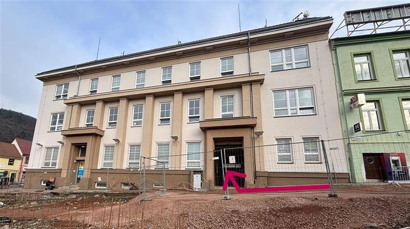 v návaznosti na pokračující práce v rámci revitalizace na náměstí Míru v Tišnově, bude od čtvrtka 27.11. pro pěší uzavřeno nároží ulice Bezručova a nám. Míru.   Vstup do pobočky ČP bude možný pouze z průjezdu v Bezručově ulici.   Informace o rekonstrukci náměstí najdete na stránkách www.tisnov.cz.