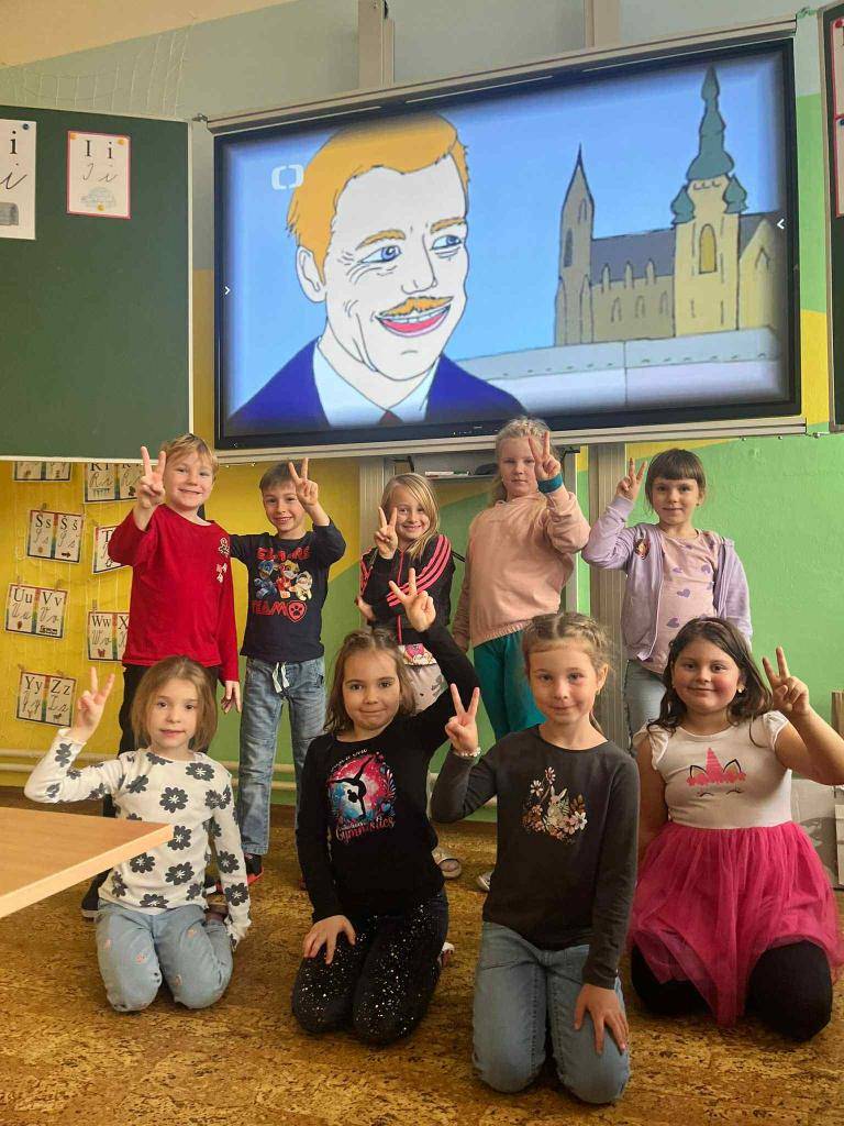 Ve školní družině jsme si připomněli jeden ze státních svátků 17. listopad: Den boje za svobodu a demokracii a zároveň Mezinárodní den studenstva.