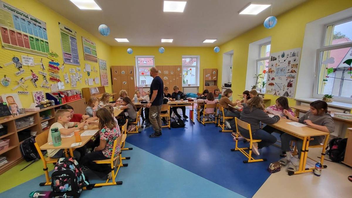 Naši školu tradičně navštívil koncem září pan Chajda s hravou vědou.