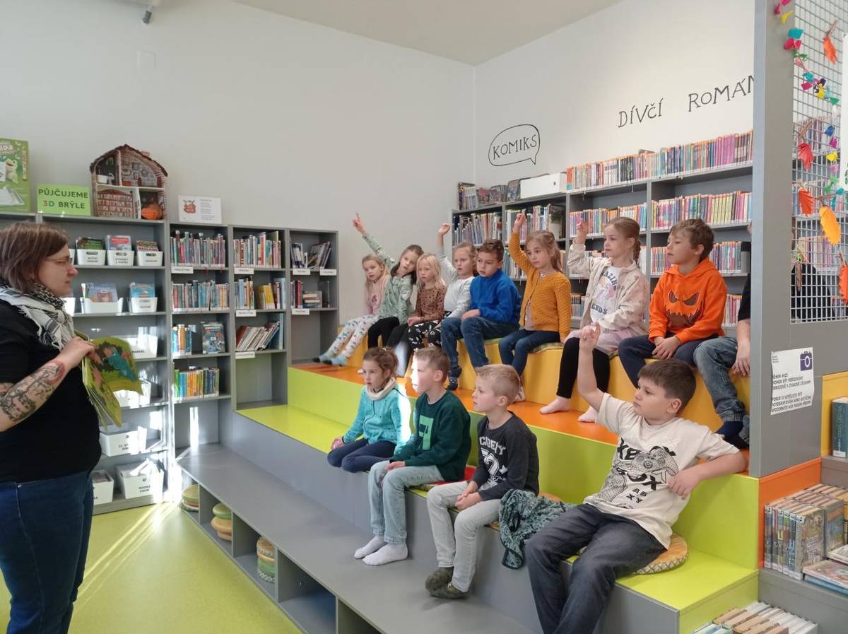 Žáci 1. ročníku navštívili městskou knihovnu v Prostějově, kde se seznámili s jejím chodem a prozkoumali nabídku knih. Měli také možnost založit si čtenářský průkaz a využít tak všechny služby, které knihovna nabízí.