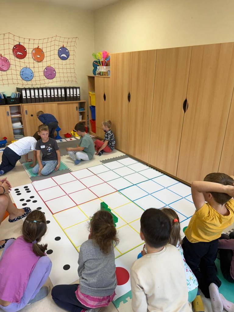 V rámci projektu 'Digi bez digi' se žáci 1. ročníku učili základy programování a rozvíjeli digitální gramotnost bez použití techniky. Tento přístup podporuje kreativitu a logické myšlení.