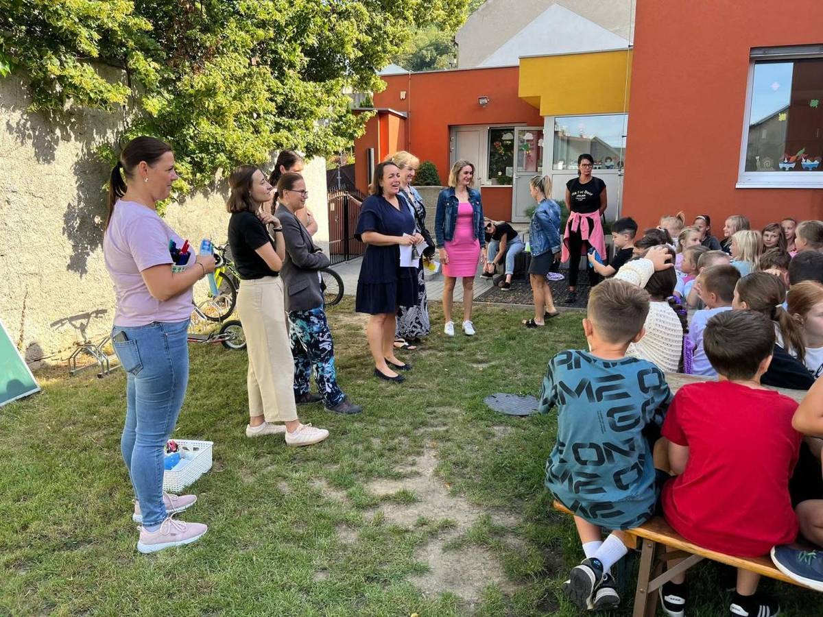 Druhý školní den jsme zahájili celoškolní komunitní spirálou, na které jsme se potkali všichni z naší školy.