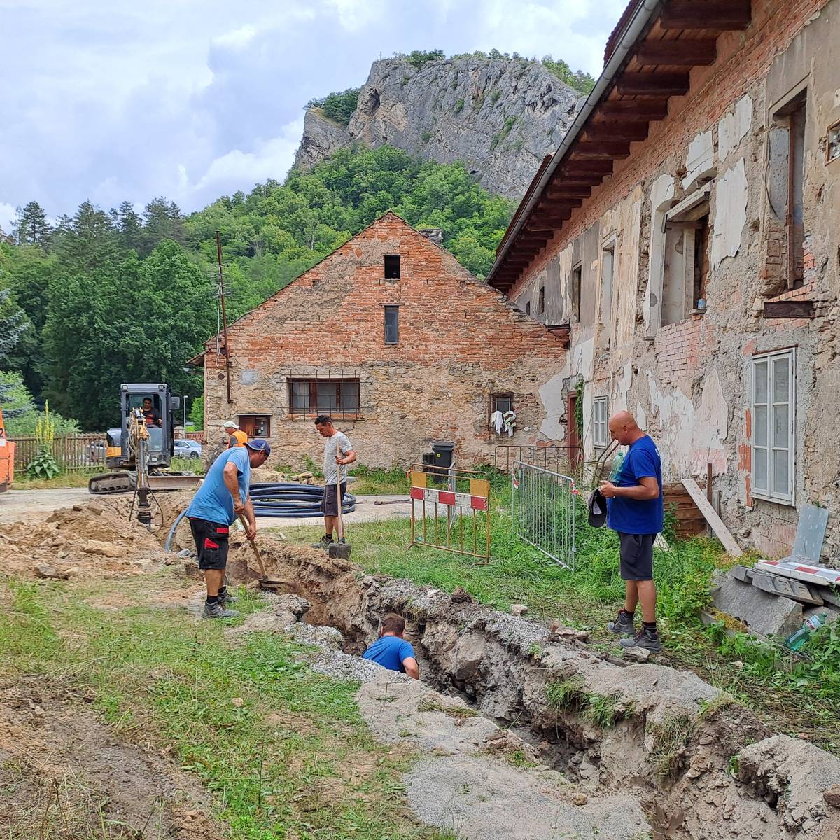 Vážení noví uživatelé obecního vodovdu, některým z vás byla údajně při montáži vodoměru předána informace, že už si můžete nerušeně pouštět vodu. Asi jste už zjistili, že voda z nového potrubí zatím neteče. A musím vám oznámit, že ještě nějakou dobu nepoteče. Napuštění vodovodního řadu a zahájení provozu je vázáno na kolaudaci celého díla. K té jsme ve středu 19.11. udělali úspěšnou kontrolní prohlídkou za účasti KHS a MěÚ Beroun významný krok. Nyní nás čeká vydezinfikování nových komor vodojemu a jejich kompletní napuštění (2 x 25 m3), provedení rozboru vody z vodojemu a z několika hydrantů na hlavním řadu, dodání dokumentace skutečného provedení, dat ze zaměření trasy vodovodu a dalších nezbytných dokumentů odboru výstavby MěÚ Beroun.  Protože vše je již hotovo nebo rozpracováno, je šance, že začátkem prosince by mohlo být vydáno kolaudační rozhodnutí. Jsme připraveni se na místě vzdát odvolání a urychlit tak nabytí právní moci kolaudace.  S pohodlnou rezervou tedy mohu slíbit, že za předpokladu vyhovujících rozborů vody bude do vánoc vodovod zprovozněn.  Následně budeme se všemi připojernými majiteli nemovitostí podepisovat smlouvy o odběru vody, které obsahují také provozní podmínky vodovodu.  Děkujeme za vaši trpělivost, součinnost a za dobrou platební morálku, kterou oceňuje dodavatelská firma RISL, která vám vyfakturovala soukromou část přípojek. Úplně hotovo bude až kolem poloviny roku 2026, kdy bude v úsecích dotčených výkopovými pracemi provedena tzv. homogenizace vozovky - tedy její odfrézování a položení nového povrchu v celé šíři.