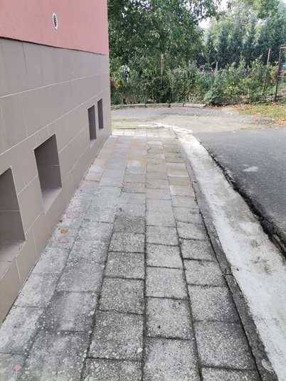 V říjnu letošního roku byla zajištěna částečná oprava původního chodníku ve Stroupči před bytovým domem čp. 2. Byly vyměněny poškozené dlaždice a doplněny chybějící.