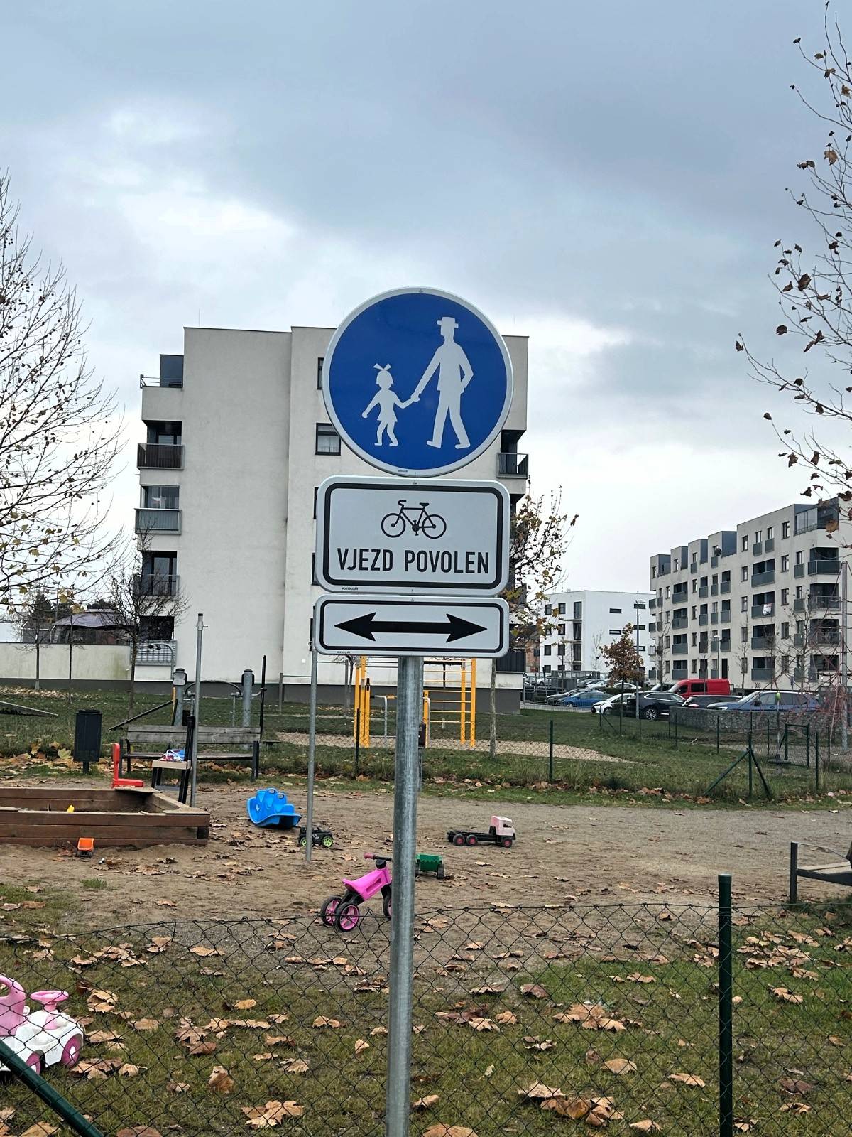 V polovině srpna jsme otevřeli i druhou lávku přes hluboký zářez ulice Ke Kříži. Pro obyvatele Blokandy a části Vivusu je to důležitá spojnice přímo k nádraží, aniž by museli zdolávat několik schodišť.  Lávka byla kolaudována jen pro pěší, slíbili jsme ale, že se postaráme i o cyklisty. A to jsme nyní splnili. Lávka má nové dopravní značení, které oficiálně umožňuje kombinovaný provoz chodců a cyklistů.  Jedná se sice z administrativního hlediska o dočasnou úpravu, tu ale – co to jen půjde – převedeme na trvalý stav. Ať se nám tam všem dobře chodí i jezdí.