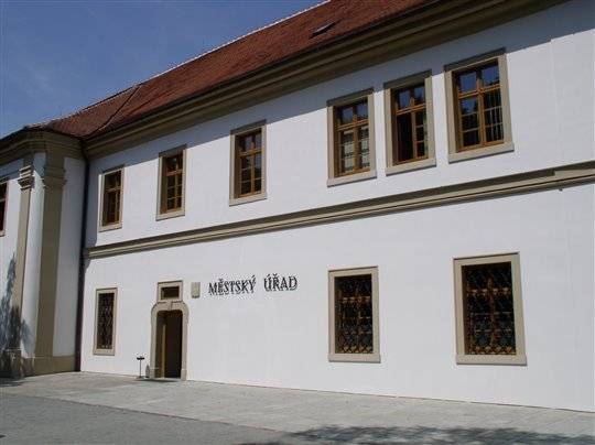 V pátek 21. 11. budou obě budovy Městského úřadu z provozních důvodů otevřeny pouze do 12:30. Děkujeme za pochopení!