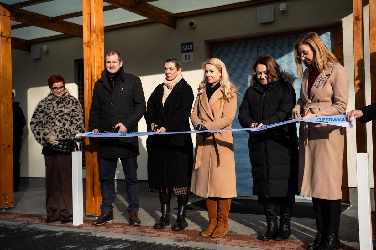 V areálu seniorského městečka na Průběžné byla slavnostně otevřena budova, kde od ledna bude fungovat odlehčovací služba. Zároveň se uskutečnil i den otevřených dveří, který navštívily desítky lidí. Získali informace o službě, která od ledna pomůže osobám se sníženou soběstačností v době, kdy je nemohou dočasně zajistit jejich blízcí. O službu je už nyní velký zájem. Poruba pomáhá těm, kteří pomáhají druhým.
