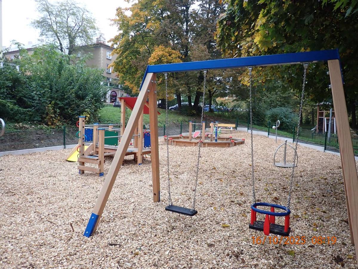 V říjnu 2025 proběhla první etapa revitalizace dětského hřiště nacházejícího se podél cyklostezky u ZŠ Na Nábřeží v Havířově. Zaměřila se na prostor pro nejmenší děti, kde staré a značně opotřebované herní prvky nahradily nové, bezpečnější a odpovídající dnešním standardům. Celkové náklady na tuto etapu revitalizace činily 700 tisíc korun. Součástí úprav byla také obnova oplocení, které zvyšuje bezpečnost prostoru a pomáhá předcházet nechtěnému vběhnutí dětí směrem k cyklostezce či komunikaci. Kompletně upravena byla i dopadová plocha z dřevní štěpky, která nyní plní svou bezpečnostní funkci. Revitalizace místu dodala svěžejší a přívětivější podobu.  „V příštím roce se počítá s částečnou revitalizací i druhé části tohoto hřiště, která naváže na právě dokončené práce. Odbor komunálních služeb průběžně pracuje na modernizaci městských dětských hřišť a postupně připravuje podklady i pro další úpravy sportovišť na území města Havířova,“ dodala vedoucí odboru komunálních služeb Iveta Grzonková.  https://havirov-city.cz/aktuality/detske-hriste-parku-na-nabrezi-je-po-revitalizaci-moderni-privetive