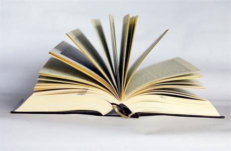 Ve středu 3. prosince od 18 hodin proběhne v klubovně Střední školy chovu koní a jezdectví v Kladrubech nad Labem křest nové knihy o hřebčíně. Autorkou krásných fotografií je dvorní fotografka NH paní Michaela Purnochová a textů Lenka Gotthardová.