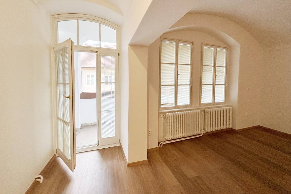 Město Litoměřice nabízí možnost pronájmu dvou bytů přímo v centru na Mírovém náměstí. K dispozici je byt 2+1 o výměře 99,79 metrů čtverečních v domě číslo popisné 21/13. Nájemné je 137 Kč za m² měsíčně, bez záloh na služby. Uchazeč o byt zároveň musí složit vratnou kauci ve výši 39 041 korun. Prohlídky bytu se uskuteční 24. listopadu a 3. prosince, vždy od 15 do 15,30 hodin.  Druhý byt k pronájmu, rovněž 2+1, se nachází v domě číslo popisné 169/38. Jeho výměra je 82,75 metrů čtverečních. Měsíční nájemné činí 137 korun za m², bez záloh na služby. Vratná kauce ve výši tříměsíčního nájemného činí 33 188 korun. Zájemci si mohou byt prohlédnout 26. listopadu a 1. prosince, vždy od 15 do 15,30 hodin. Veškeré podrobnosti naleznete na odkazech níže. Prohlédnout si je můžete i v přiložené fotogalerii.  Byt 2+1 na adrese Mírové náměstí 21/13 {gallery}02025/byt_21{/gallery} Byt 2+1 na adrese Mírové náměstí 169/38 {gallery}02025/byt_169{/gallery}