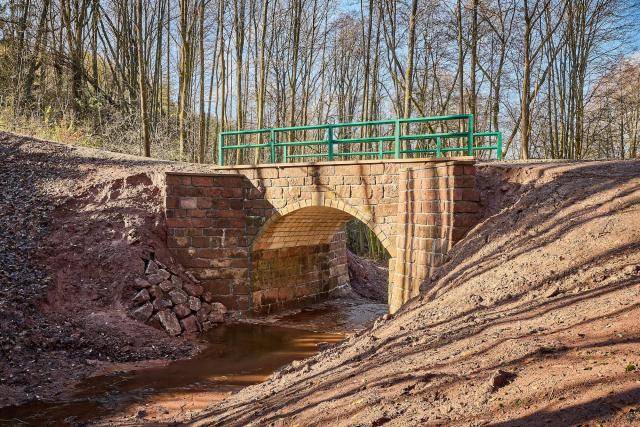 Historický most přes Debrnský potok v zaniklé obci Debrné, která je dnes součástí Trutnova, se dočkal kompletní obnovy. Nový kamenný most znovu zajišťuje přístup ke zdejšímu hřbitovu a zároveň citlivě navazuje na charakter původní stavby i celého místa.                               Číst dál...