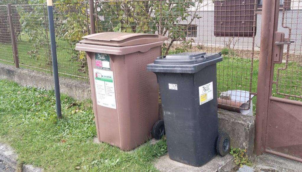 Zlín - V týdnu od 17. do 21. listopadu se uskuteční letos poslední svoz hnědých nádob s biologicky rozložitelným komunálním odpadem (BRKO) od rodinných domů. Následně se bude až do konce března 2026 svážet směsný odpad. První svoz BRKO v novém roce se uskuteční od 23. do 27. března.