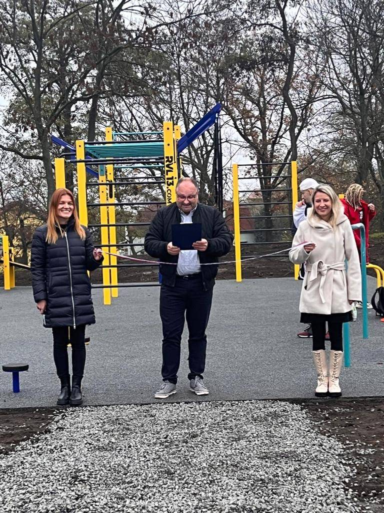 Dne 13. listopadu 2025 se v Havrani uskutečnil výjimečný okamžik – slavnostní otevření nového workoutového hřiště. Za přítomnosti pana starosty, který ve svém projevu vyzdvihl význam tohoto sportoviště pro rozvoj obce, zazněla i radostná zpráva o pokračování našich plánů.