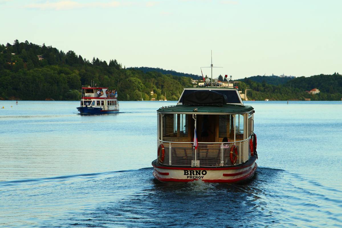 Letošní 79. plavební sezóna na Brněnské přehradě se blíží do finále. Naše lodě letos přepravily 280 000 cestujících a uskutečnily 176 soukromých plaveb. Pokud se chcete po hladině přehrady ještě svézt, máte poslední šanci během podzimních prázdnin. Slavnostní ukončení sezóny proběhne ve středu 29. října od 16 hodin v bystrckém přístavišti. Tradiční „uzamčení hladiny“ doprovodí dvě lodě – jedna vypluje až do Veverské Bítýšky a druhá nabídne dvacetiminutovou plavbu zdarma. Všichni návštěvníci navíc obdrží voucher na zahajovací plavbu jubilejní 80. sezóny, která odstartuje na jaře 2026.   Plavební řád: https://www.dpmb.cz/dalsi-informace-o-doprave#lodni-doprava