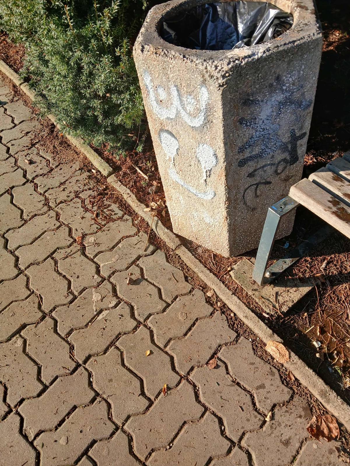 V poslední době se nám v parku před kostelem rozmáhá vandalismus. Nejprve to byla jedna totálně zničená lavička a druhá poškozená lavička. Teď to jsou posprejované,vysypané a převrácené odpadkové koše. Nebuďme lhostejní ke svému okolí. Pokud chceme, aby náš městys byl pěkným, čistým a bezpečným místem k životu, je nezbytné, abychom se do boje proti vandalismu zapojili všichni.   Pokud se setkáte s vandalismem, nebuďte lhostejní a jednejte. Vzhledem k tomu, že je vandalismus v České republice trestným činem, je vždy nutné ho ohlásit Policii ČR. Můžete zavolat na linku 158 nebo se dostavit na nejbližší služebnu.