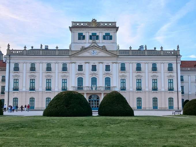 ávšteva kaštieľa Eszterházyovcov v obci  Fertőd a vianočné trhy v Šoprone