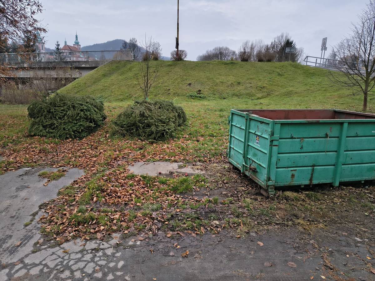 Vážení občané, u zámku je možnost vzít si smrkové chvojí na tvorbu věnců a svícnů. Pokud máte zájem je volně k dispozici. Obecní úřad Horní Police