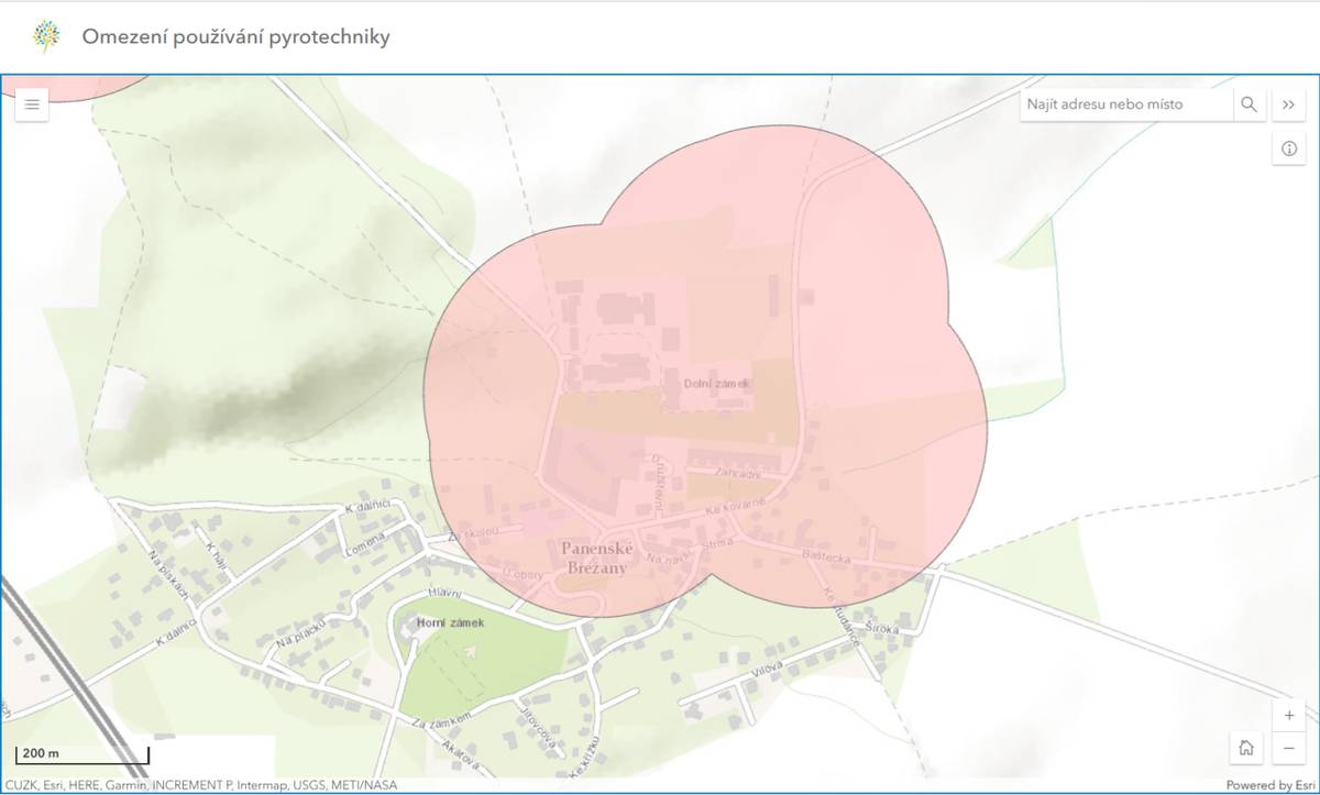 S účinností od 1.12.2025 je zakázáno používat jakoukoliv pyrotechniku, s výjimkou pyrotechniky kategorie F1 (např. prskavky nebo bouchací kuličky), mimo jiné ve vzdálenosti do 250 m od chovů zvířat (tzv. ochranné pásmo, které platí např. i pro domovy seniorů, nemocnice, útulky pro zvířata nebo zoo).