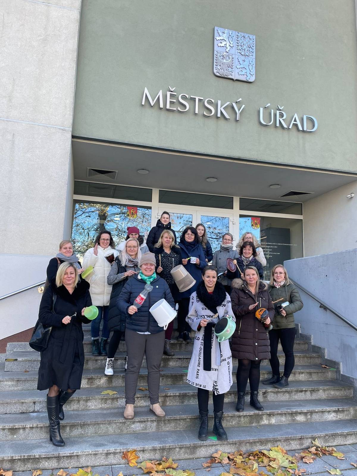 Dnes, na Světový den prevence týrání a zneužívání dětí, jsme se připojili k Bubnovačce a bubnovali za všechny děti, které potřebují být slyšet. 👧🧒  Děkujeme všem kolegům, kteří se k nám před budovou úřadu přidali a společně podpořili myšlenku dětství bez násilí. 🤝💛 Každý hlas se počítá. ✨ Za Odbor sociálních věcí  #Bubnovačka #StopNásilíNaDětech #bubnovacka2025💙🥁