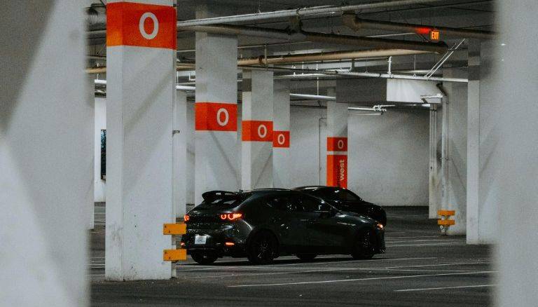 Zlín - Statutární město Zlín nabízí motoristům formou obálkové metody volná garážová stání v parkovacích budovách v ulicích Slunečná 4581, Středová – Okružní 4697, Na Honech I, Na Honech II, Podlesí II a Podlesí III. Volné garáže jsou také na adresách Zálešná VI a Padělky IX.