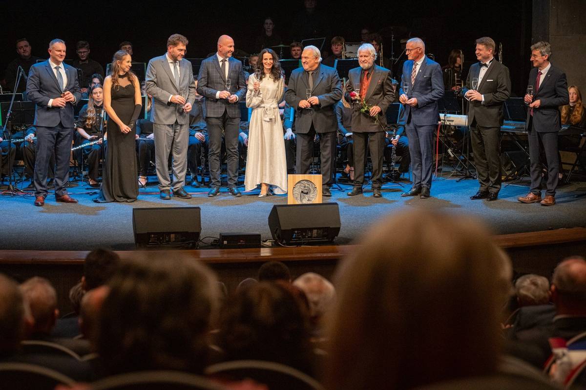 Kraj Vysočina ocenil 13. listopadu 2025 devět výrazných osobností, které dlouhodobě přispívají k životu regionu. V Horáckém divadle Jihlava si převzali dvě kamenné, čtyři skleněné a tři dřevěné medaile. Kamennou medaili, nejvyšší ocenění kraje, převzali zoolog a fotograf Vladislav Tomáš Jiroušek a architekt Jaroslav Huňáček. Skleněnou medaili získali generální ředitel PBS Velká Bíteš Milan Macholán, IT inovátor Petr Pavlinec, pořadatel vrcholových MTB závodů Petr Vaněk a světový cyklista a dobročinný organizátor Josef Zimovčák. Dřevěnou medaili si odnesla akordeonistka Johanka Juklová, herečka a zpěvačka Markéta Schimmerová Procházková a sbormistr Pavel Salák. Večer doprovodil Orchestr ZUŠ Kamenice nad Lipou pod vedením Martina Vaverky. „Děkujeme všem oceněným za jejich práci i za to, že nám připomínají, co znamená být součástí kraje, který si váží hodnot a tradic,“ uzavřel hejtman Martin Kukla a poděkoval autorovi medailí, sochaři Radomíru Dvořákovi.