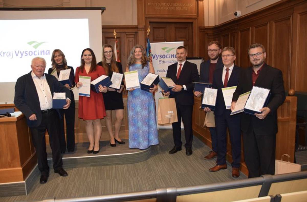 Devět pedagogů ze základních, uměleckých a středních škol z Vysočiny převzalo koncem října ocenění Učitel Vysočiny 2025. Slavnostní předávání se uskutečnilo v historické aule Vysoké školy polytechnické Jihlava. Ocenění převzali skleněnou plastiku sovy z dílny Akademie Světlá nad Sázavou, pamětní list a finanční odměnu. Hodnotící komise složená z odborníků posuzovala jejich přístup k výuce, práci se žáky i pedagogické vize. Všichni ocenění byli zároveň nominováni na celostátní cenu Global Teacher Prize Czech Republic, která každoročně oceňuje trojici nejvýraznějších pedagogů v zemi.  Učitelé Vysočiny 2025 Petr Dohnálek, Gymnázium a Střední odborná škola Moravské Budějovice  Tereza Julišová, Obchodní akademie a Hotelová škola Havlíčkův Brod, Bratříků 851, 580 02 Havlíčkův Brod  Tomáš Koupar, Střední průmyslová škola stavební akademika Stanislava Bechyně Havlíčkův Brod  Ivana Laštovičková Základní umělecká škola J. V. Stamice Havlíčkův Brod  Jitka Macenauerová Základní škola a Mateřská škola Jimramov, příspěvková organizace Kateřina Suchá, OA, VOŠZ a SZŠ, SOŠS Jihlava  Jaroslav Tesař, Střední průmyslová škola Jihlava  Jaroslav Vítek, Gymnázium Vincence Makovského Nové Město na Moravě  Josef Vorel, Střední průmyslová škola Jihlava  Gratulujeme!