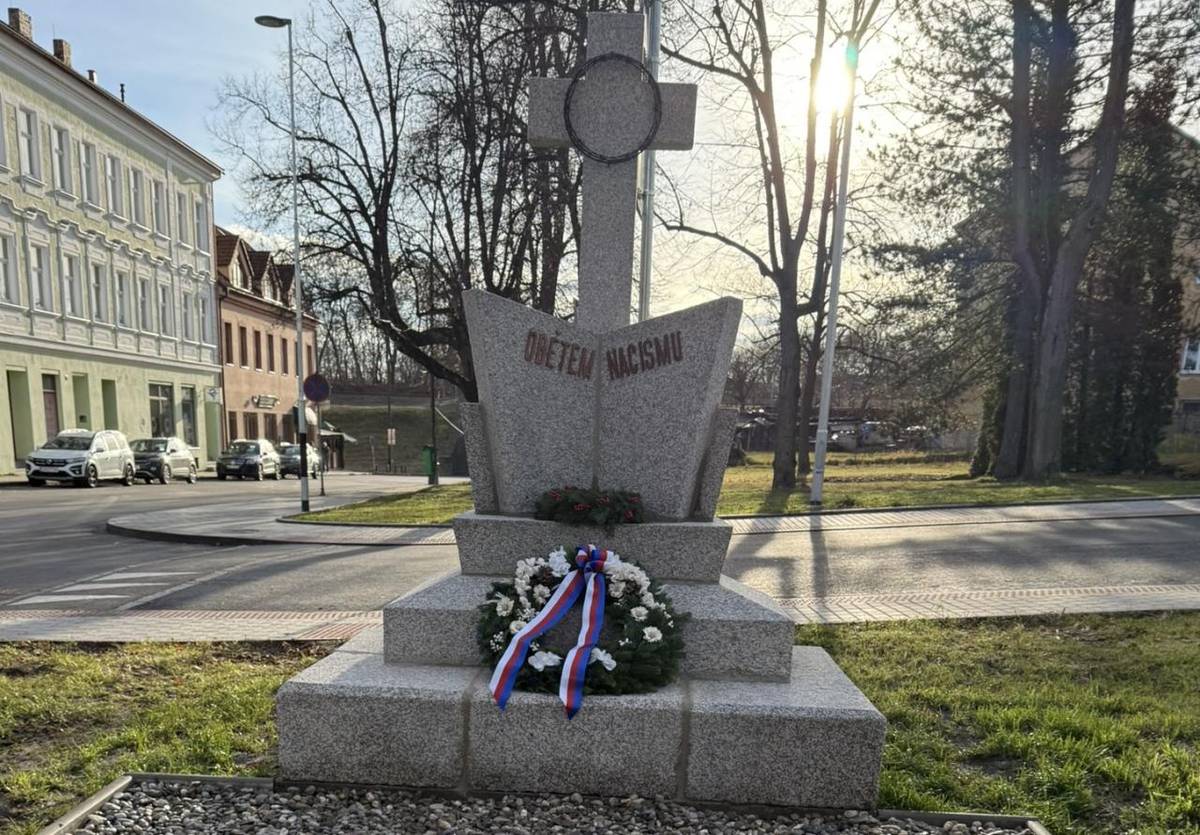 V rámci stavebních prací na centrálním parkovišti bylo nutné dočasně odstranit pomník „Obětem nacismu“. Památník byl odborně rozebrán, vyčištěn a opraven firmou Kaluma s.r.o. z Českých Budějovic.