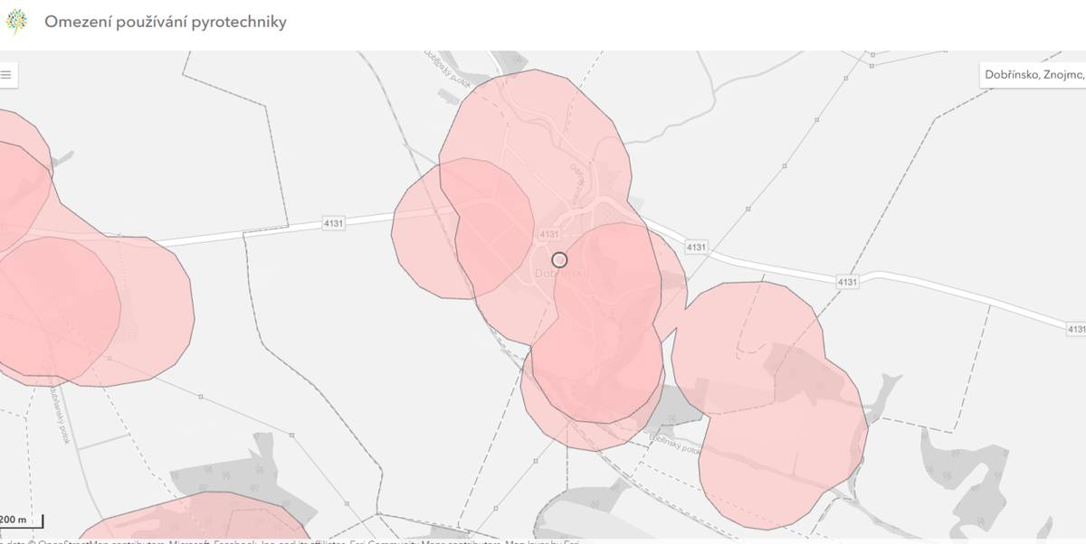Novela zákona č. 206/2015 Sb., zásadně mění pravidla pro používání zábavné pyrotechniky. Od 1. prosince 2025 začne platit zákaz ohňostrojů, petard a rachejtlí v okolí chovů zvířat.