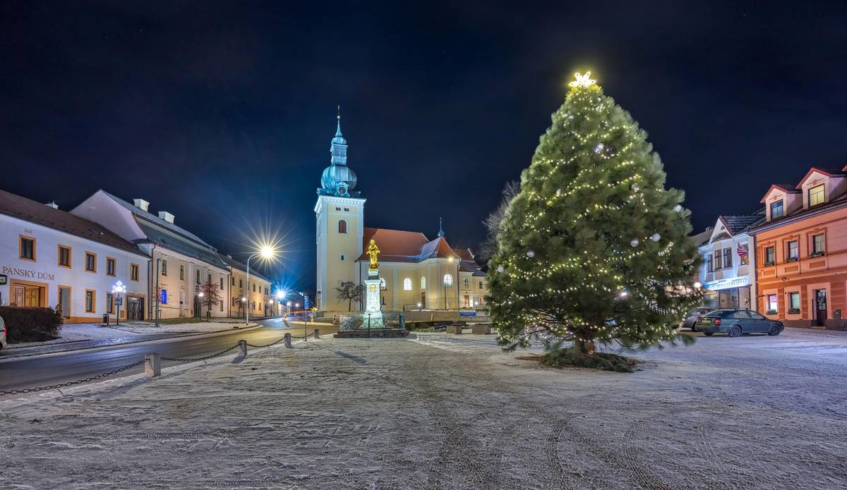 MĚSTO KUNŠTÁT VÁS SRDEČNĚ ZVE 30. 11. 2025 na ROZSVÍCENÍ VÁNOČNÍHO STROMU na NÁMĚSTÍ KRÁLE JIŘÍHO. V 16.15 vystoupí dětí z MŠ Kunštát, v 16.30 zazpívá Pěvecký sbor ZŠ Kunštát, v 17.00 se rozsvítí vánoční strom a proběhne Mikulášská nadílka, v 17.15 zahraje skupina Trní. Občerstvení a prodej vánočního zboží zajišťují místní spolky.