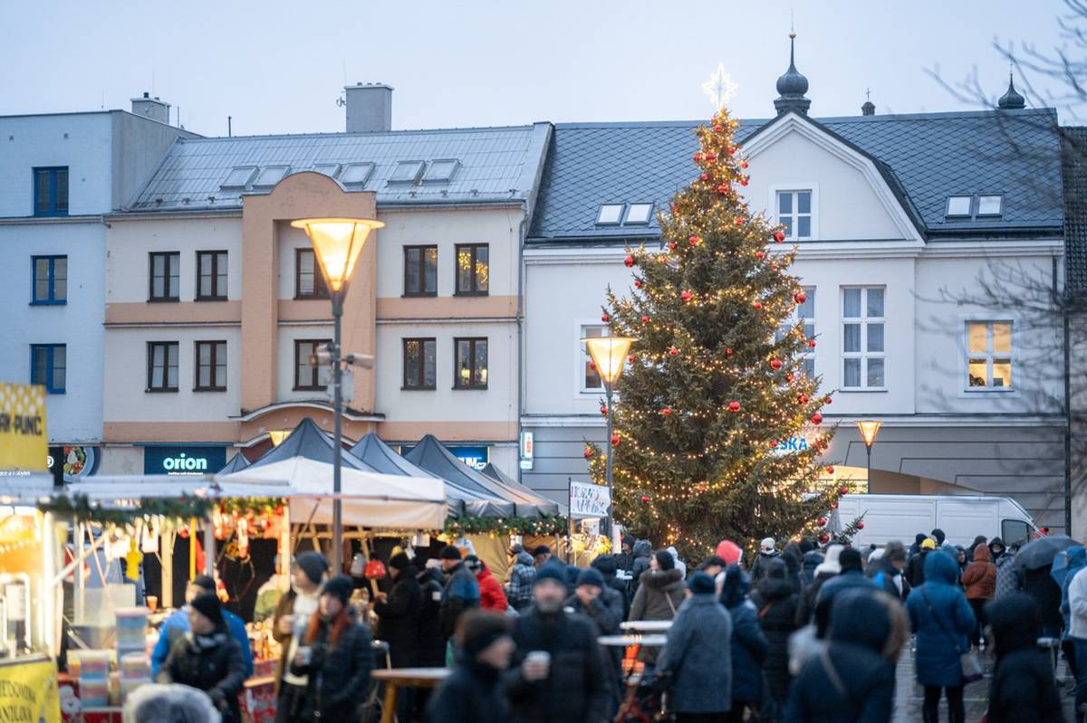 Srdečně vás zveme k oslavám adventního času, kde si užijete nezapomenutelné chvíle plné radosti, tradic a setkání s blízkými. Každou adventní neděli, 30. 11., 7. 12., 14. 12. a 21. 12., se na vás těšíme na Mírovém náměstí, kde od 15 do 18 hodin proběhne bohatý doprovodný program a tradiční zapalování svící na adventním věnci. Děti si mohou vyzkoušet různé tvůrčí činnosti v dílničkách, které se konají v Zámeckém klubu vždy od 15 do 18 hodin. Všechny malé návštěvníky potěší nejen tradiční zvonička, kde si mohou pro štěstí zazvonit, ale i Ježíškova pošta, kam napíší své přání Ježíškovi. Nebude chybět bohaté občerstvení ani rukodělné výrobky k zakoupení. Nezapomeňte také na velkou událost, rozsvícení vánočního stromu, které se uskuteční v neděli 30. listopadu 2025 v 17 hodin, za podpory ČEZ. Každou neděli pak budete mít možnost zapálit jednu svíci na adventním věnci v 16 hodin. Advent v Hlučíně je ideální příležitostí k setkání s rodinou a přáteli, k vychutnání si vánoční atmosféry a k prožití krásných chvil. Přijďte si užít adventní neděle plné zábavy, tradic a radosti! Těšíme se na vás!   #hlucin #mestohlucin #advent #vanocnicas