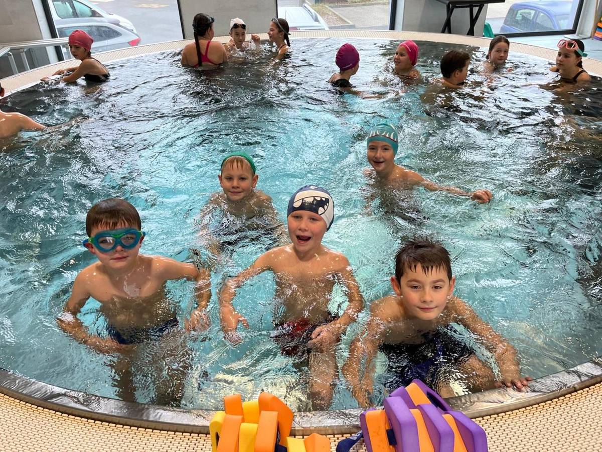 V pátek 21.11.2025 se žáci základní školy zúčastnili prvního plavání v bazénu Radotín. Po rozcvičce na suchu byli žáci rozděleni do tří skupin, aby byla výuka co nejefektivnější. Po výuce v bazénu si všichni užili chvíle relaxace v teplé vířivce, kde se mohli uvolnit a pobavit. Těšíme se na příště!