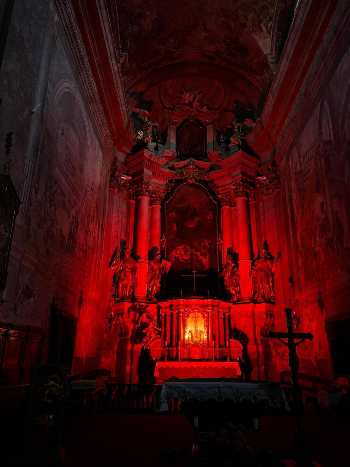 Již 8. rokem probíhá tzv. Červená středa, letos připadne na 26. 11. a konat se bude ve farním kostele Nanebevzetí Panny Marie. Nasvícený chrám můžete navštívit od 17 do 20 hod. Rudým nasvícením chrámu si připomínáme krev těch, kteří jsou v současné době pronásledováni pro svou víru. Solidárně se tak zapojujeme s celým světem k vyjádření své podpory všem těmto mučedníkům.