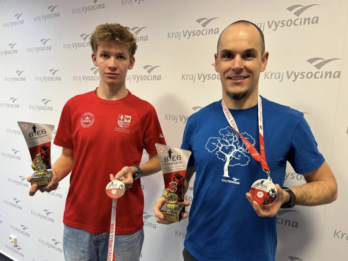 Kraj Vysočina přijal pozvání polského Svatokřížského vojvodství k účasti na výročním Královském běhu v Chęcinách. V hlavním trailovém závodě na 10 km startovali jihlavští atleti Marek Martinů a Tomáš Klouda – a oba zazářili. Marek zvítězil ve své kategorii do 20 let a v celkovém pořadí se umístil v první pětici. Tomáš vybojoval bronz v kategorii do 30 let. Do závodu se přitom mohlo přihlásit jen 200 běžců a na startu se objevují jen výjimečně cizinci. Oběma sportovcům děkujeme za skvělou reprezentaci Vysočiny.