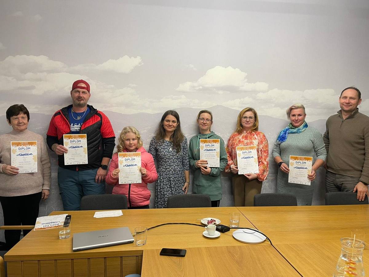 Během října jsme se opět připojili s Turistickým informačním centrem Frýdlantu nad Ostravicí a našim městem k oblíbené výzvě na podporu aktivního životního stylu a pravidelné chůze. Cílem není soutěžení, ale motivace k pohybu, který se stane zdravým návykem. Účastníci si sami volí denní cíl a sbírají body chůzí, Nordic Walkingem nebo během.   A jak si v říjnu vedlo naše město?  Za Frýdlant nad Ostravicí vyrazilo chodit 107 aktivních účastníků a díky nim jsme se mezi 95 zapojenými obcemi a městy umístili na parádní 16. příčce. Je to skvělý důkaz toho, že nás chůze opravdu baví a umíme si ji užít naplno!  Ačkoli výzva není závodem, vždy po jejím skončení, vyhodnocujeme ty nejvytrvalejší z vás. I tentokrát jsme se setkali s chodci, kteří během jediného měsíce dokázali nasbírat úctyhodné množství kroků a kilometrů.  A kdo byli nejvýkonnější říjnoví chodci:  V kategorii mužů a zároveň jako absolutní vítěz se opět umístil pan Ondřej Šarafín. Obdržel 936,92 bodů za 882 nachozených kilometrů. Jeho nejlepší denní výkon činil 42 km.  V ženské kategorii dosáhla nejvíce bodů paní Danuše Janíková. Získala 762,33 bodů a ušla 545 km.  Nejdelší vzdálenost mezi ženami urazila paní Petra Mrkvová. Nachodila úctyhodných 739 km s denním průměrem 23 km.  Za seniory oceňujeme paní Ivanku Veličkovou, která během výzvy zvládla ujít 153 km, tedy průměrně 5,29 km denně.   Jako tým získalo nejvíce bodů devítičlenné seskupení Ojíněné holky pod vedením kapitánky Hany Blažkové. Společně ušly 2824 km. 💪  Nejdelší vzdálenost společně nachodily Mamky mňamky s kapitánkou Michele Boturovou. Urazily více jak 3 268 km.  Ocenění za nejmladší účastnici získává Nela Šarafínová, která splnila výzvu s denním průměrem 4,07 km.  Děkujeme všem, kteří se s námi do říjnové výzvy zapojili!   Gratulujeme též nejúspěšnějším chodcům i týmům, kteří byli včera oceněni.🏆  Věříme, že vám pravidelná chůze dělá radost i po skončení soutěžního období a že se s mnohými z vás znovu setkáme zase na jaře 😊  Další fotky a informace o této výzvě naleznete: https://1url.cz/FJOtN