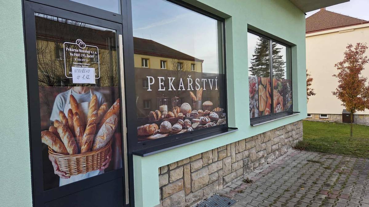 Dnes byl potvrzen termín otevření nového pekařství v sídlišti Na Pilíři čp. 193 (stejná budova jako prodejna potravin COOP) a to příští pondělí 1. 12. Těšit se můžete na tradiční výrobky od pana Novotného a také na některé novinky jako např. chléb s ořechy.  Provozní doba prodejny bude pondělí až pátek od 7:00 do 17:00 hodin, o víkendu bude prozatím zavřeno.