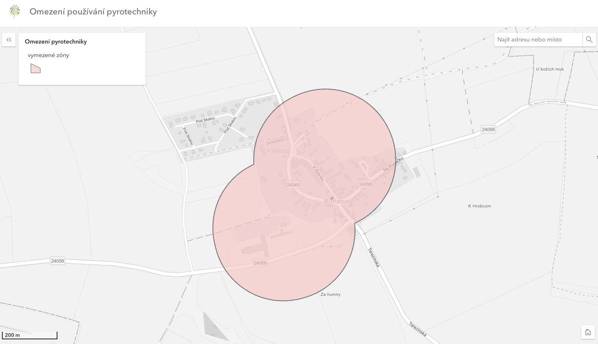 Milí hrobečtí a rohatečtí, 1. prosince 2025 začnou v celé ČR platit nová pravidla podle zákona č. 344/2025 Sb., který mění zákon o pyrotechnice. Pyrotechniku mimo nejmenší kategorii F1 nebude možné používat do vzdálenosti 250 metrů od: • domovů seniorů a zařízení sociálních služeb, • nemocnic a lůžkových zdravotnických zařízení, • útulků a záchranných stanic pro zvířata, • zoologických zahrad, • objektů určených k chovu hospodářských zvířat. V příloze najdete mapu obou částí obce, kde jsou vyznačeny zóny, ve kterých je používání pyrotechniky zakázáno. Každoročně Vás prosím o ohleduplnost - plně chápu, že pro mnohé z Vás jsou petardy a ohňostroje neodmyslitelnou součástí vítání Nového a celého nového roku, nicméně celodenní rachocení, bleskání a bouchání stresuje nejen zvířata, ale i mnohé lidi. Nerada bych, aby se teď všechen rachot přesunul do těch 2 ulic, bylo by to velmi nefér.  Prosím Vás o ohleduplnost vůči lidem i zvířatům a děkuji za dodržování pravidel.    KH     Zdroj: https://agrigis.gov.cz/portal/apps/instant/basic/index.html?appid=ded81b51ac6e4ea1b071ef28122f547b