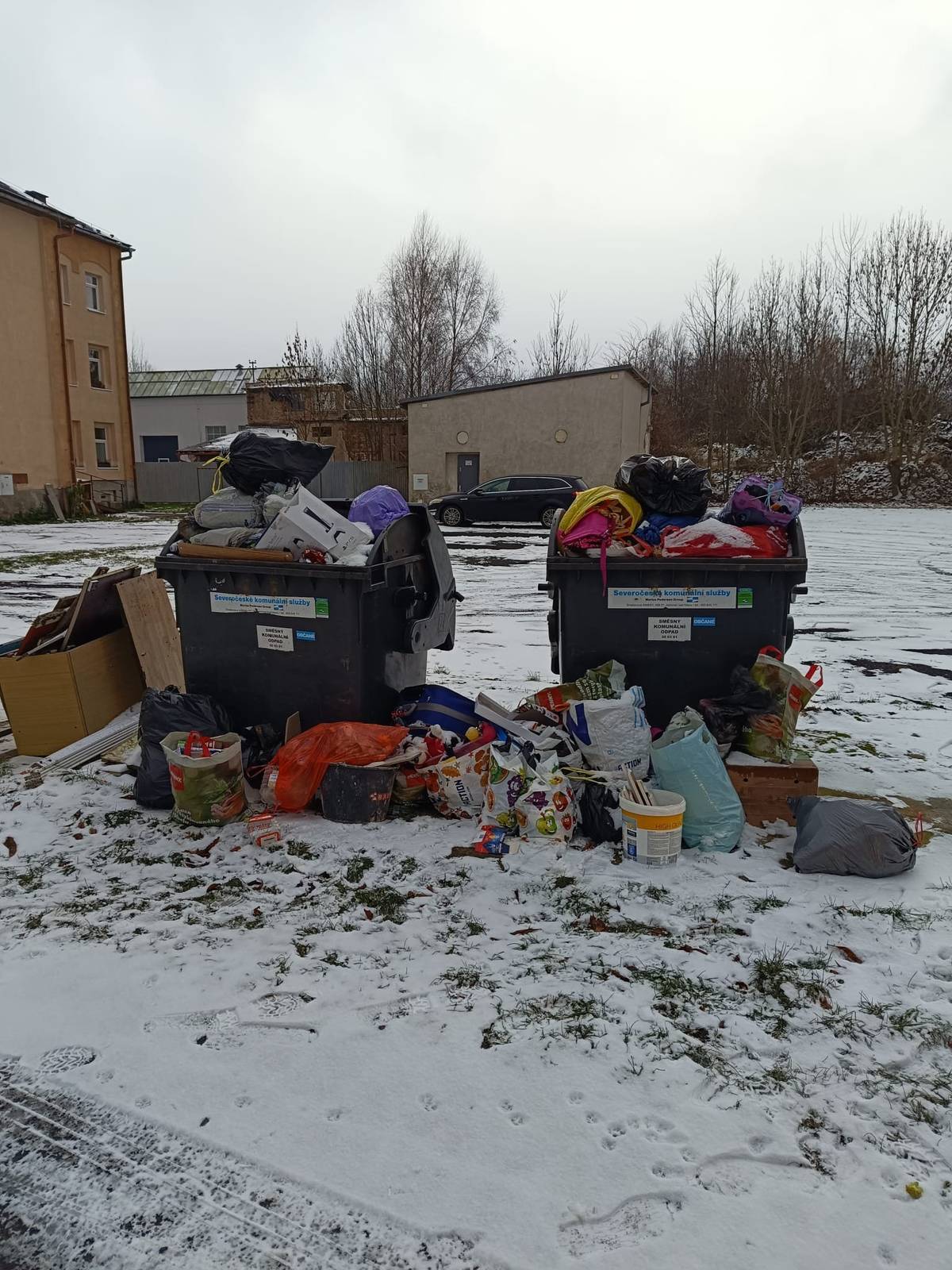 U bytových domů v Lidické ulici v Hrádku nad Nisou vznikla černá skládka. Nachází se zde dokonce i plastové nádoby od barev. Obyvatelé této lokality zřejmě nevěnují pozornost správnému třídění odpadu ani možnosti jeho bezplatného odevzdání na sběrném dvoře. Město pak musí nést náklady na úklid, odvoz i uložení tohoto odpadu, a to z veřejných prostředků. Lenka Doleželová, odbor investic a správy města