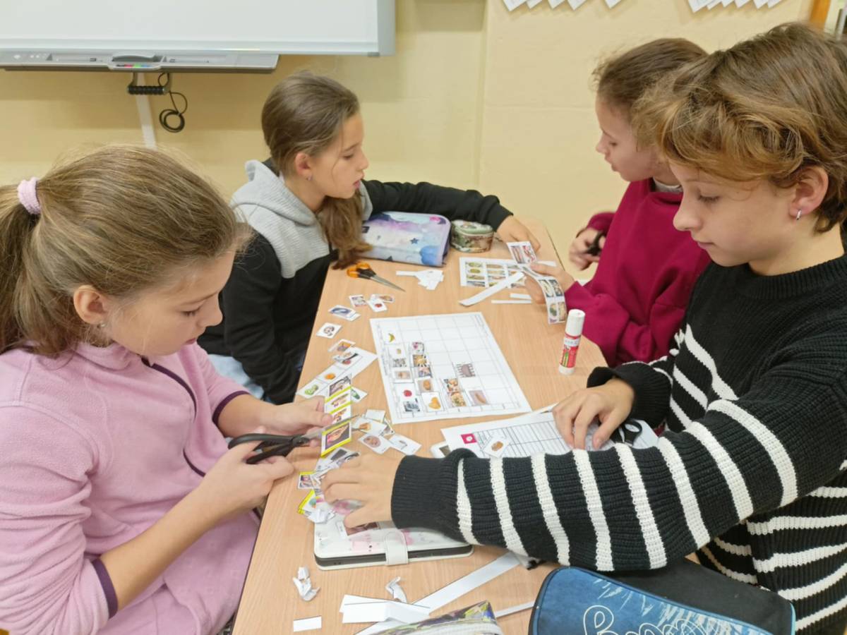 V minulém týdnu se obě naše třídy zúčastnily projektového dne s názvem ,,Kurz přežití ve světě financí“.