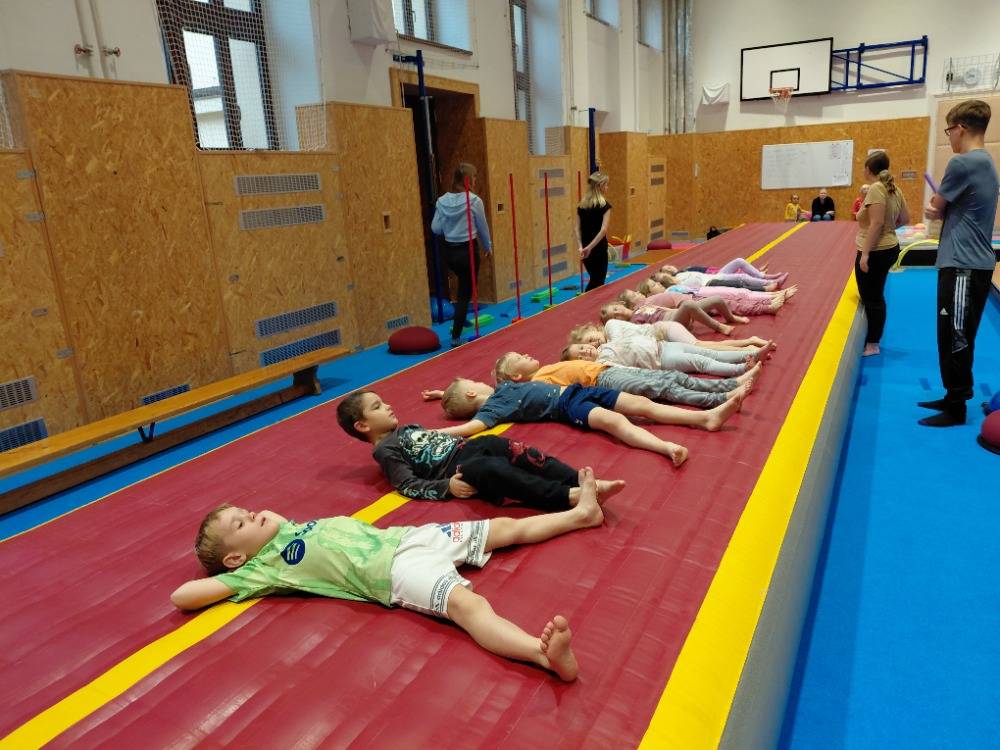 Dne 14. 11. žáci ZŠ a děti MŠ navštívili SPgŠ Kroměříž, kde strávili příjemné dopoledne s místními studenty a pedagogy, kteří jim připravili pohybové aktivity na nafukovací dráze - tzv. airtrack. V druhé části pro ně připravili polytechnickou výchovu na několika stanovištích.