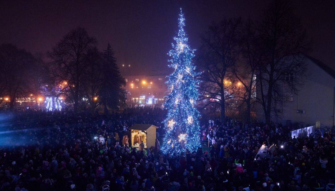 Zlín - Adventní čas začne v krajské metropoli v předstihu. Už v pátek 28. listopadu se rozzáří vánoční strom ve Štípě. Slavnostní program zde odstartují v 16 hodin ve víceúčelovém objektu tvořivé dílničky, na které naváže samotné rozsvícení. V pátek v 17 hodin se vánoční strom rozsvítí také v Loukách. V sobotu 29. listopadu jsou obyvatelé zváni na 16. hodinu do Malenovic. O hodinu později, tedy v 17 hodin, pak do Lhotky–Chlumu.