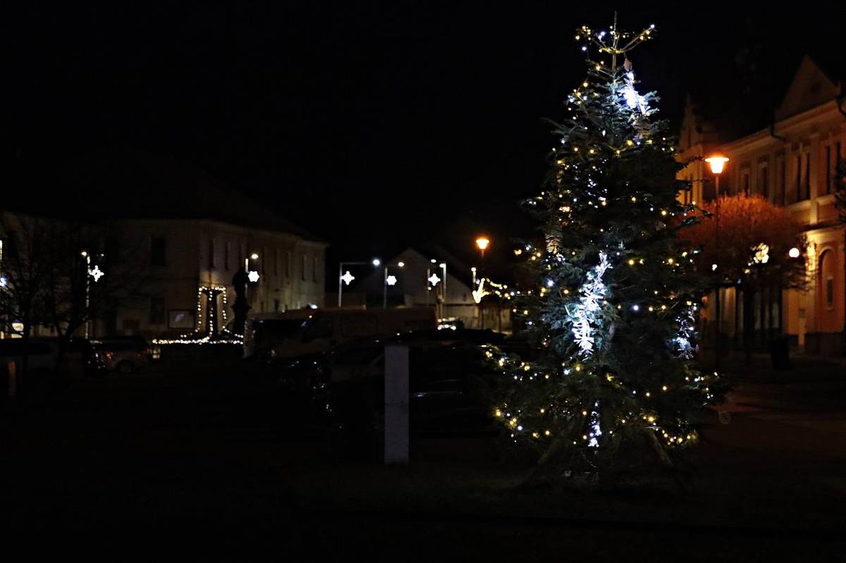 Žádáme občany, aby přeparkovali svoje vozidla z náměstí z prostoru mezi kostelem sv. Václava a sochou Jana Husa, od pátku 28.11. do neděle 30.11.